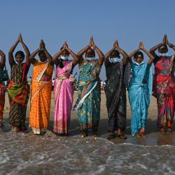 Mujeres realizan rituales durante una ceremonia por las víctimas del tsunami de 2004 en la playa de Pattinapakkam en Chennai, India. | Foto:Arun SANKAR / AFP