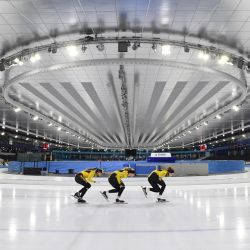 Patinadores del equipo Jumbo Visma entrenan en la pista de hielo de Thialf, en Heerenveen. - El estadio ha hecho sonar las campanas de emergencia, diciendo que podría enfrentarse al cierre si no hay financiación futura para las instalaciones del recinto, considerado el Mekka mundial del patinaje sobre hielo. | Foto:JOHN THYS / AFP