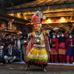 Un bailarín enmascarado realiza una presentación durante el Festival Navadurga, en Bhaktapur, Nepal. Navadurga significa nueve formas de la diosa Durga. | Foto:Xinhua/Sulav Shrestha