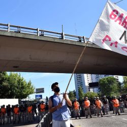 Un grupo de trabajadores de la empresa Garbarino, protestaban esta mañana en el acceso al Puente Pueyrredón, en reclamo por sueldos adeudados e indemnizaciones, informaron a Télam voceros gremiales. | Foto:Télam/Paula Ribas
