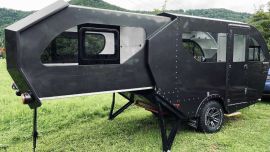 La casa rodante tiene una extensión 4,8 metros, pero cuando se extiende el dormitorio pasa a tener 6,9.