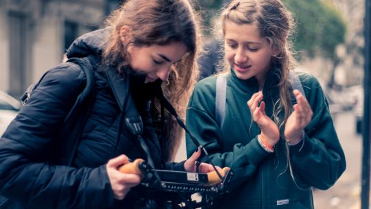 “¿Cómo escucha quién no escucha?”: El documental que mejor describe la sordera
