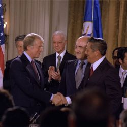 El 31 de diciembre de 1999 Estados Unidos entrega la administración del Canal de Panamá a la República de Panamá
