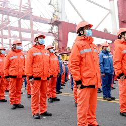 Empleados del puerto e invitados asisten a una celebración en la Terminal de Contenedores de Qianwan, en Qingdao, en la provincia de Shandong, en el este de China. El Grupo del Puerto de Shandong llevó a cabo una ceremonia en el Puerto de Qingdao, para celebrar su desarrollo de cargamento anual, que excedió 1,5 billones de toneladas, mientras su desarrollo de contenedores sobrepasó los 34 millones de unidades. El desarrollo de cargamento y contenedores registró un crecimiento interanual de 5,8 por ciento y 8,1 por ciento respectivamente en 2021. | Foto:Xinhua/Yu Fangping