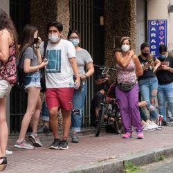 Largas filas se registraban nuevamente frente a los centros de testeos de la ciudad de Buenos Aires, donde en las últimas 24 horas se notificaron 3.734 nuevos casos de coronavirus, una cifra que se mantiene en ascenso en las últimas semanas en el distrito, en medio de una nueva ola de la enfermedad. | Foto:Télam/Carlos Brigo