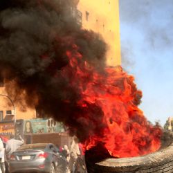 Manifestantes sudaneses queman neumáticos en el lugar de los enfrentamientos con las fuerzas de seguridad en la capital, Jartum, durante una manifestación para exigir un gobierno civil. - Miles de manifestantes sudaneses se manifestaron dos meses después de un golpe militar, exigiendo que los soldados "vuelvan a los cuarteles" y pidiendo una transición a un gobierno civil. | Foto:AFP