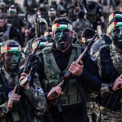 Combatientes de facciones armadas palestinas con base en Gaza, participan en un ejercicio militar en un lugar de Rafah, en el sur de la Franja de Gaza. | Foto:AID KHATIB / AFP