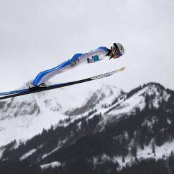 El noruego Halvor Egner Granerud se eleva en el aire durante la segunda ronda de entrenamiento del Campeonato de Esquí de Cuatro Colinas de la FIS, en Oberstdorf, al sur de Alemania. | Foto:Christof Stache / AFP