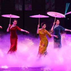 Esta foto muestra a unos bailarines actuando durante la 34ª ceremonia de los Premios Gallo de Oro de China en Xiamen, en la provincia oriental china de Fujian. | Foto:AFP