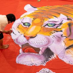 Estudiantes trabajan en una imagen del Año Nuevo Chino con temática de tigre, en Bentong del estado de Pahang, Malasia. | Foto:Xinhua/Chong Voon Chung