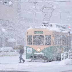 Unas personas cruzan una calle bajo una intensa nevada en la ciudad de Toyama, prefectura de Toyama, provocada por un frente frío extremo a lo largo del oeste y el norte del país. | Foto:JIJI PRESS / AFP