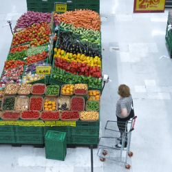 Una mujer compra vegetales en un supermercado, en Sao Paulo, Brasil. | Foto:Xinhua/Rahel Patrasso