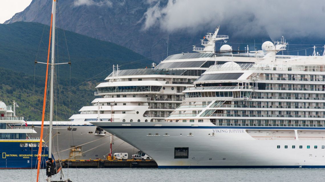 The Norwegian-flagged cruise ship Viking Jupiter (right), with around a thousand people on board, including several diagnosed with Covid-19, remains docked at the Argentine port of Ushuaia, in the extreme south of the country, on December 29, 2021. The ship arriving from Chile moored at the port and the passengers got off, according to AFP, though a port source explained that those who tested positive for COVID-19 remain isolated on the cruise ship during the stopover. Authorities did not report on the number of people infected. 