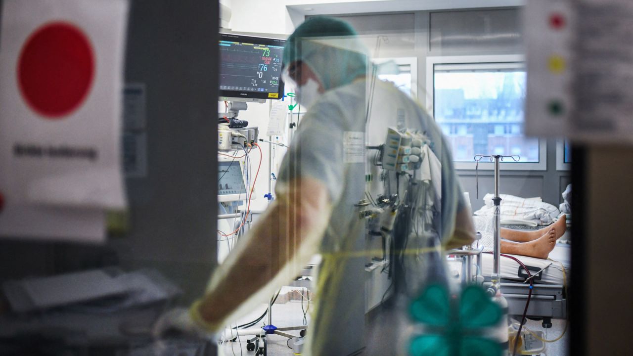 Un letrero que dice "aislamiento estricto" se ve en la ventana de una habitación que alberga a un paciente infectado con el coronavirus Covid-19 mientras un personal médico con equipo de protección personal (EPP) ayuda en la unidad de cuidados intensivos Covid-19 del hospital universitario (Bergmannsheil Klinikum) en Bochum, Alemania, en medio de la pandemia de coronavirus COVID-19. | Foto:INA FASSBENDER / AFP