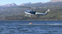 Una foto de archivo de un helicóptero combatiendo incendios en el sur. Uno de esos aparatos cayó y hubo dos muertos en Neuquén.