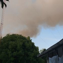 Los vecinos están en alerta roja ante el avance de las llamas que pueden arrasar con sus viviendas.