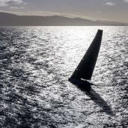 Esta fotografía muestra al yate Black Jack navegando hacia la línea de meta cerca de Hobart. - El Supermaxi Black Jack ganó la prestigiosa regata de Sydney a Hobart poniendo fin a años de frustrantes fracasos. | Foto:ANDREA FRANCOLINI / ROLEX / AFP