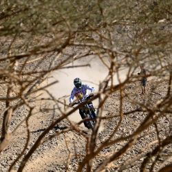 El motociclista francés Adrien Van Beveren conduce su Yamaha antes del Rally Dakar 2022, que este año tendrá lugar en Arabia Saudí. | Foto:FRANCK FIFE / AFP