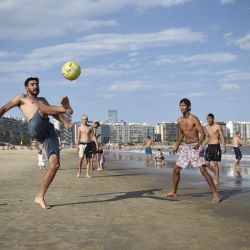 Personas juegan al Fútbol durante una ola de calor, en la playa Pocitos, en Montevideo, capital de Uruguay. | Foto:Xinhua/Nicolás Celaya