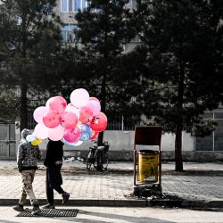 Fotogaleria Un hombre afgano con globos en la mano camina por una calle mientras espera a los clientes en Kabul, Afganistan. | Foto:MOHD RASFAN / AFP
