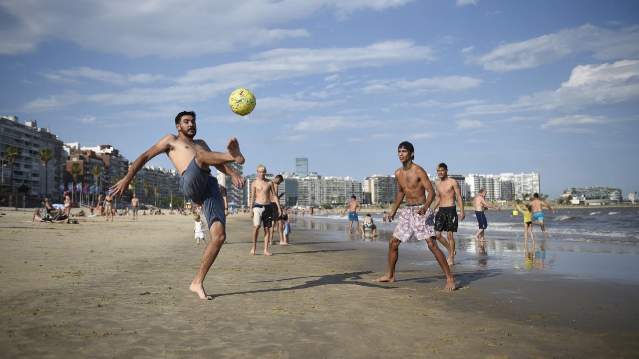 Personas juegan al Fútbol durante una ola de calor, en la playa Pocitos, en Montevideo, capital de Uruguay. | Foto:Xinhua/Nicolás Celaya
