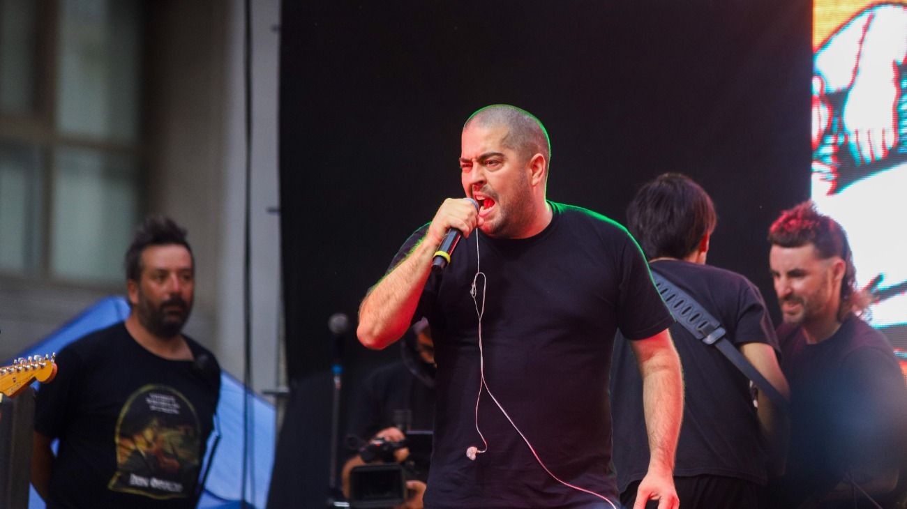 El ex cantante de Callejeros, Patricio Fontanet, cantó en el acto homenaje a las víctimas de Cromañón al cumplirse 17 años de la tragedia.