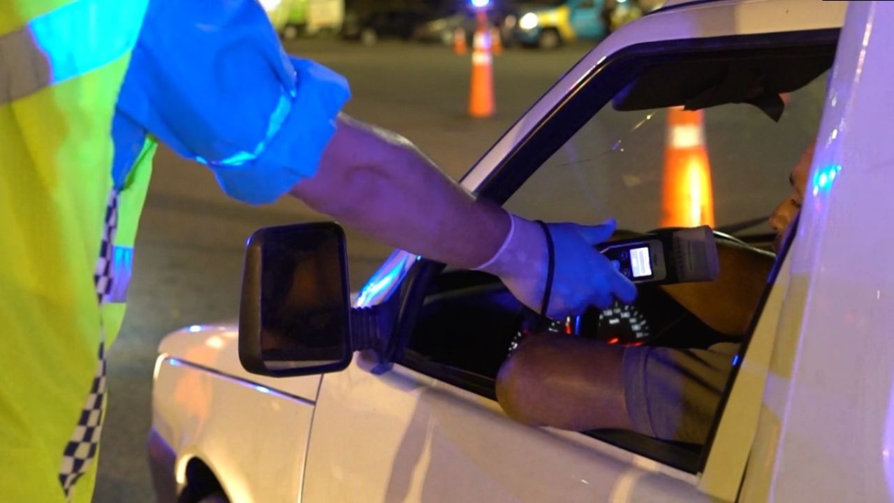 servidor mercado líder Pipetas implacables: 40 conductores perdieron sus licencias al dar  positivos sus controles de alcoholemia | Perfil