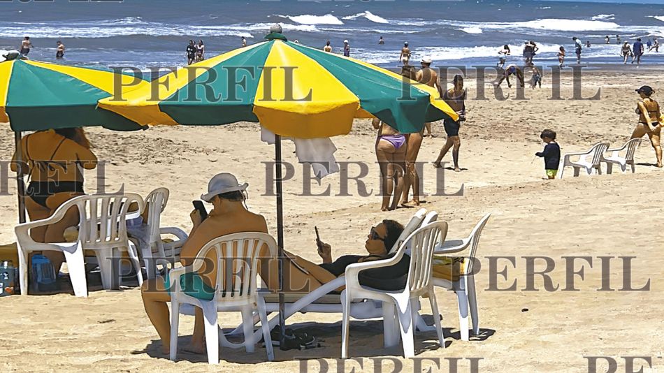 En la playa. María Eugenia Vidal junto a su pareja, Quique Sacco.
