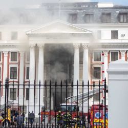 Humo emana desde el edificio de la Asamblea Nacional del Parlamento sudafricano, en Ciudad del Cabo, Sudáfrica, el 2 de enero de 2022. El Parlamento de Sudáfrica en la capital legislativa, Ciudad del Cabo, confirmó el domingo un incendio en su recinto y dijo que ha sido parcialmente extinguido.  | Foto:Xinhua