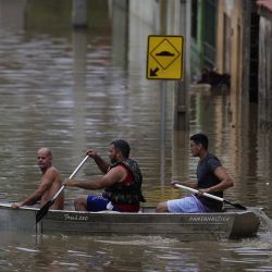Hombres navegan a bordo de una embarcación por una calle inundada provocada por las fuertes lluvias, en Itapetinga, estado de Bahía, Brasil, el 27 de diciembre de 2021. El número de muertos por las fuertes lluvias que azotan el suroeste, el sur y el extremo sur del estado brasileño de Bahía subió el lunes a 20, con 358 personas heridas, de acuerdo a un nuevo informe divulgado por la Superintendencia de Protección y Defensa Civil del estado. | Foto:Xinhua