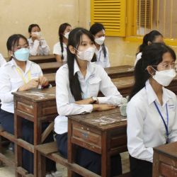 Estudiantes se presentan al examen de graduación de la escuela secundaria, en Phnom Penh, Camboya | Foto:Xinhua