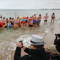participantes del tradicional baño de Año Nuevo posando en la playa del Mar Báltico, en Gdansk, Polonia. Tradicionalmente cada día de Año Nuevo, el club de natación de agua fría de la ciudad costera de Gdansk organiza un baño de Año Nuevo en las gélidas aguas del Mar Báltico.  | Foto:Xinhua