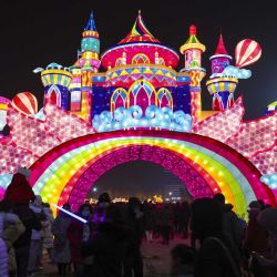  personas visitando un espectáculo de linternas en el Centro Internacional de Convenciones y Exposiciones de Xinjiang, en Urumqi, en la región autónoma de la etnia uygur de Xinjiang, en el noroeste de China.  | Foto:Xinhua