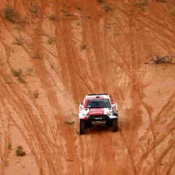 El piloto de Toyota Yazeed Al Rajhi de Arabia Saudita y el copiloto británico Michael Orr compiten durante la Etapa 2 del Dakar 2022 entre Ha'il y al-Artawiya en el reino desértico de Arabia Saudita.   | Foto:AFP