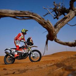 El motociclista francés Jean-LoupLepan compite durante la Etapa 2 del Dakar 2022 entre Ha'il y al-Artawiya en el reino desértico de Arabia Saudita.  | Foto:AFP