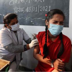 Un trabajador de la salud vacuna a un joven con una dosis de la vacuna Covaxine contra el coronavirus Covid-19 durante una campaña de vacunación para personas en el grupo de edad de 15-18, en una escuela en Bhopal | Foto:AFP