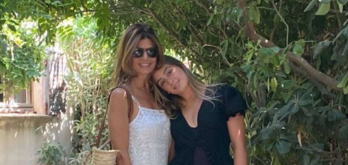 Juliana Awada se sumó a la polémica fashion de sandalias con medias