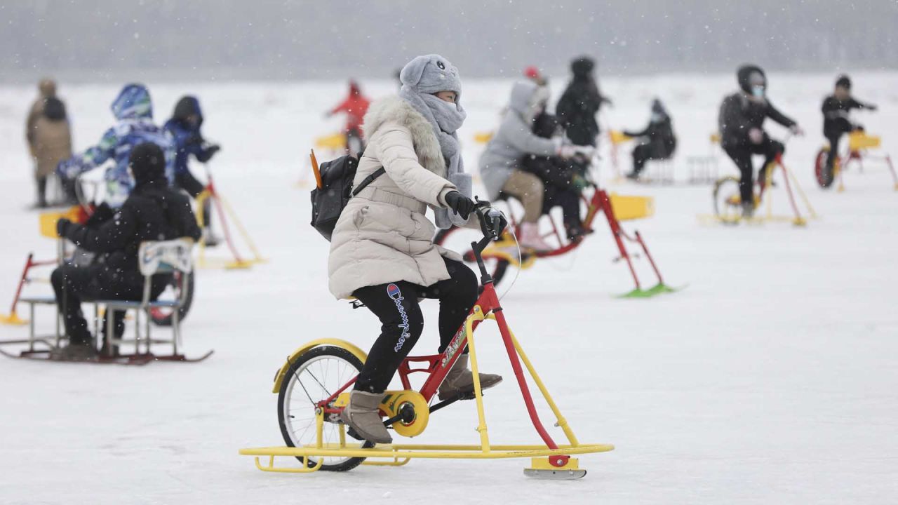 Personas juegan en un parque recreativo invernal, en Harbin, en la provincia de Heilongjiang, en el noreste de China, el 1 de enero de 2022. | Foto:Xinhua