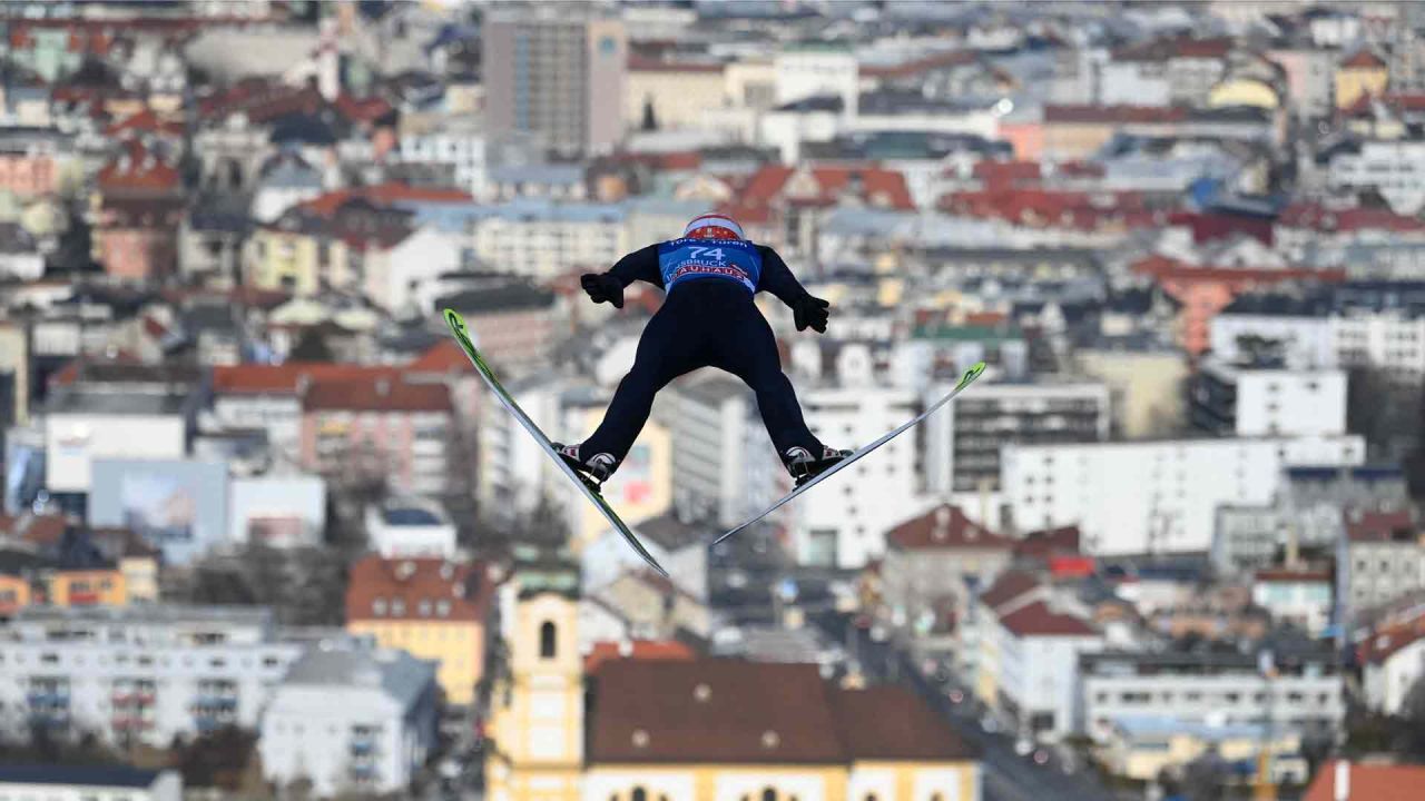 El alemán MarkusEisenbichler vuela por el aire durante un salto de entrenamiento del evento de salto de esquí en Innsbruck, Austria, que es parte del torneo de salto de esquí  | Foto:AFP