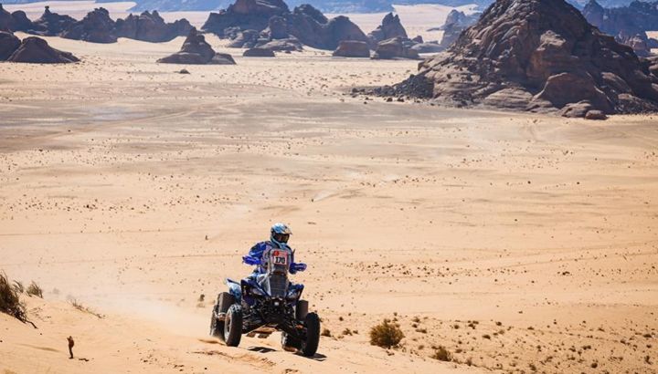 El argentino Manuel Andújar a bordo de su cuatriciclo en del desierto de Arabia Saudita. // Rally Dakar 2022