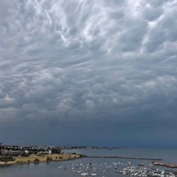 Nubes Mammatus se ven sobre Montevideo.  | Foto:AFP
