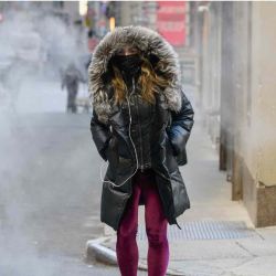 Una persona camina a través del vapor, en una casi helada ciudad de Nueva York.  | Foto:AFP