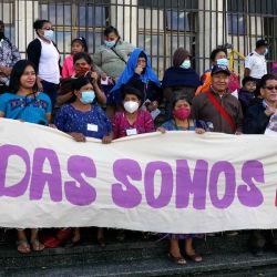 Mujeres achí guatemaltecas, víctimas de violencia sexual durante el conflicto armado interno (1960-1996), realizan una manifestación al inicio del juicio contra cinco ex miembros de la patrulla civil guatemalteca (PAC), frente al Palacio de Justicia en la Ciudad de Guatemala.  | Foto:AFP