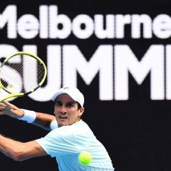Facundo Bagnis de Argentina regresa durante su partido contra Andy Murray de Gran Bretaña en el torneo de tenis Melbourne Summer Set en Melbourne | Foto:AFP