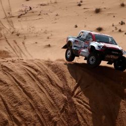 El piloto de Toyota Giniel De Villiers de Sudáfrica y su copiloto Dennis Murphy de Sudáfrica compiten durante la etapa 3 del Rally Dakar 2022 entre las áreas sauditas de al-Artawiya y al-Qaysumah.  | Foto:AFP