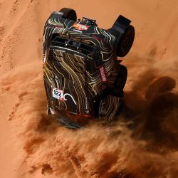 El piloto francés GuerlainChicherit y el copiloto Alex Winocq chocan su buggy durante la etapa 4 del Dakar 2022 entre al-Qaysumah y Riyadh en Arabia Saudita.  | Foto:AFP