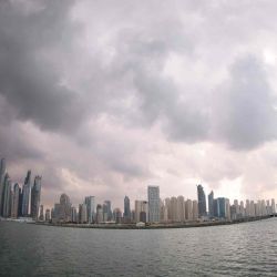 Una fotografía tomada con una lente de ojo de pez muestra nubes sobre el afluente emirato de Dubai en el Golfo en medio de un clima lluvioso inestable en la región.  | Foto:AFP