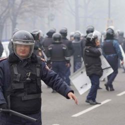 Agentes de la policía antidisturbios patrullan en una calle mientras protestas sin precedentes por un aumento en los precios de la energía se descontrolaron en Almaty. Abduaziz | Foto:AFP