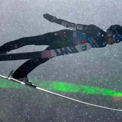 El japonés RyoyuKobayashi vuela por el aire durante la primera ronda de competencia del evento de saltos de esquí en Bischofshofen, Austria.  | Foto:AFP