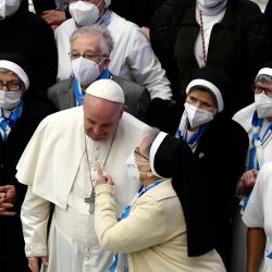 El Papa Francisco habla con un grupo de monjas durante su audiencia general en la Sala Pablo VI del Vaticano. Filippo  | Foto:AFP